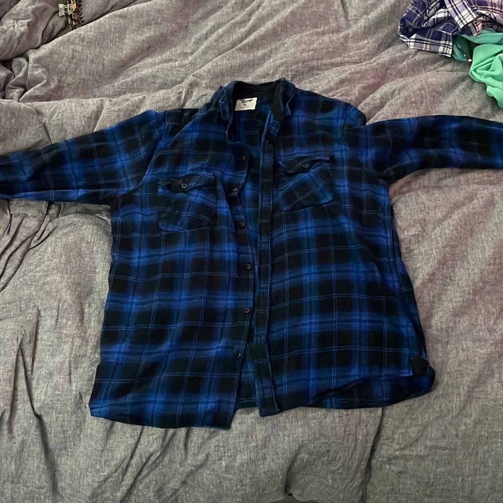 Cedar wood State Long sleeve Flannel worn once. Blue and black